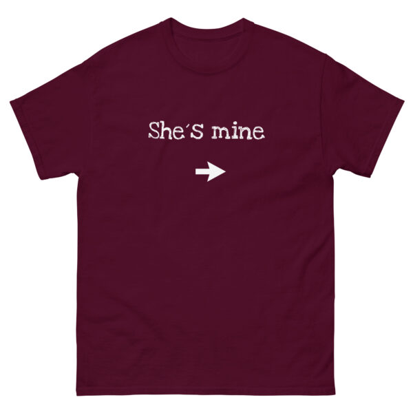 T Shirt She is Mine klassisches Herren-T-Shirt "She's mine" weinrotes T-Shirt mit weißem Aufdruck und Pfeil